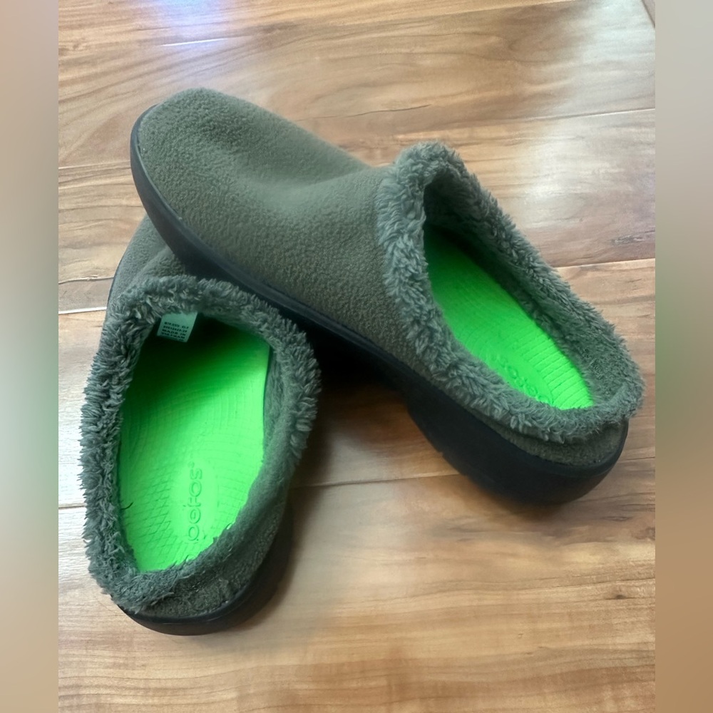 Pre-owned Men’s Oofos Green and Black Fleece Mule Slippers